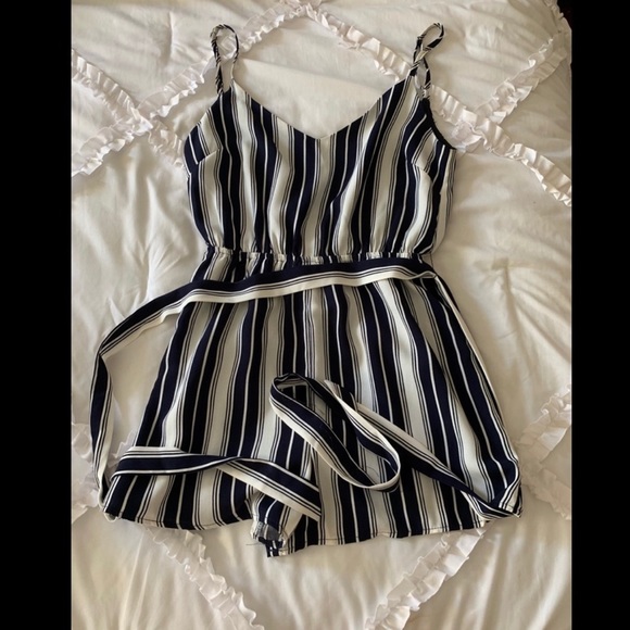 Lulus Other - EUC LULUS XS NAVY BLUE & White ROMPER